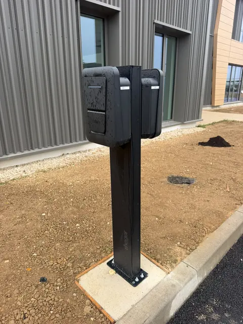 Borne de recharge double sur parking d’entreprise