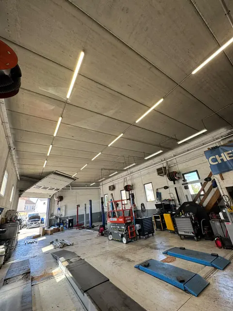 Éclairage LED d’un atelier automobile
