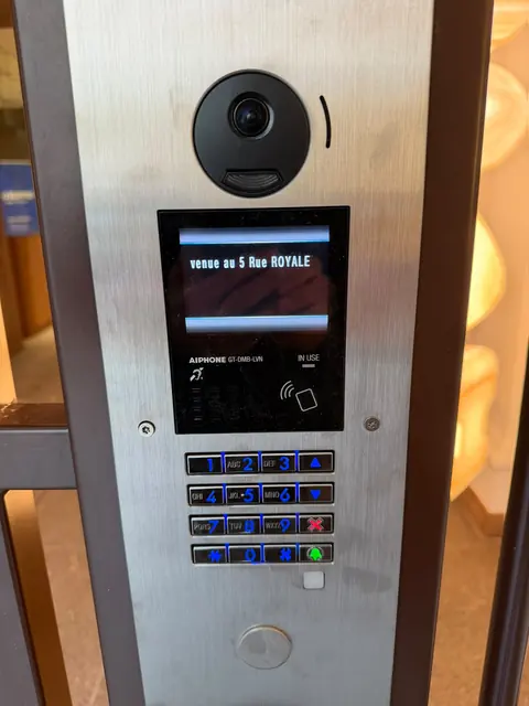 Platine de rue avec vidéophone, code et badge