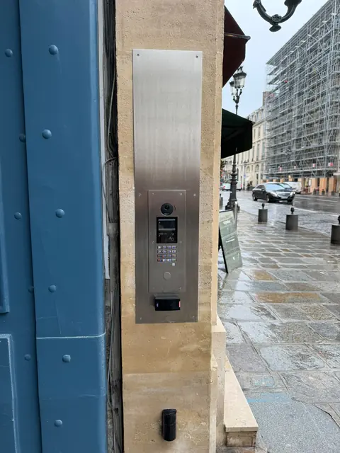 Platine d’interphonie encastrée en façade