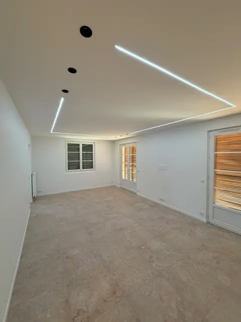 Profilés LED et spots encastrés au plafond