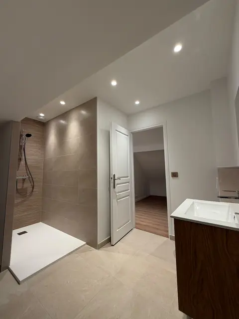 Salle d’eau rénovée, éclairage encastré