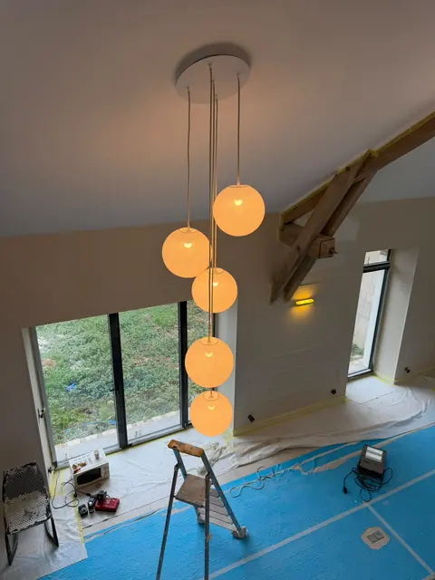 Suspensions dans un volume en double hauteur