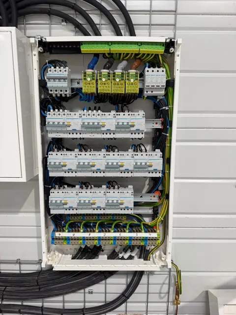 Tableau électrique neuf au câblage soigné